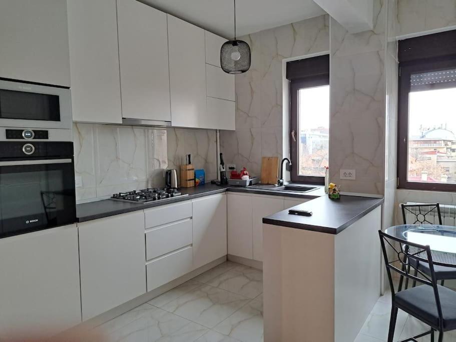 Classy Apartment With Parking In The City Center Bucharest Exterior photo